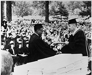 ミシシッピ大学で学位を授与されるジェームズ・メレディス